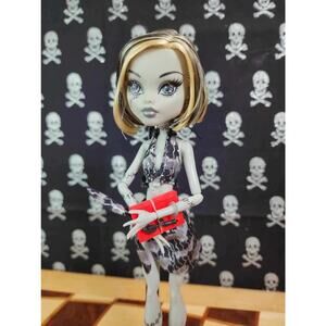Monster High Skull Shores Frankie Stein: Black & White